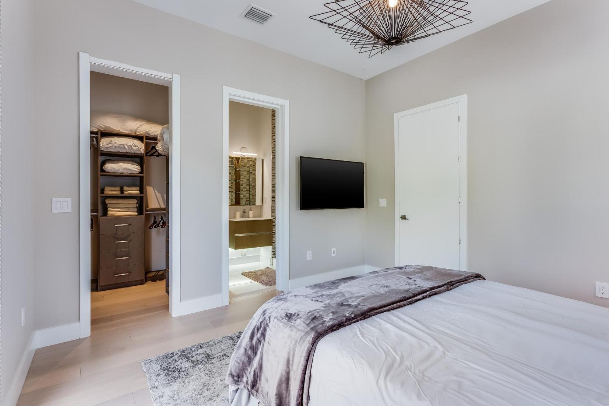 Roxi, A Stylish 5br Getaway With Pool In Coconut Grove Villa Miami