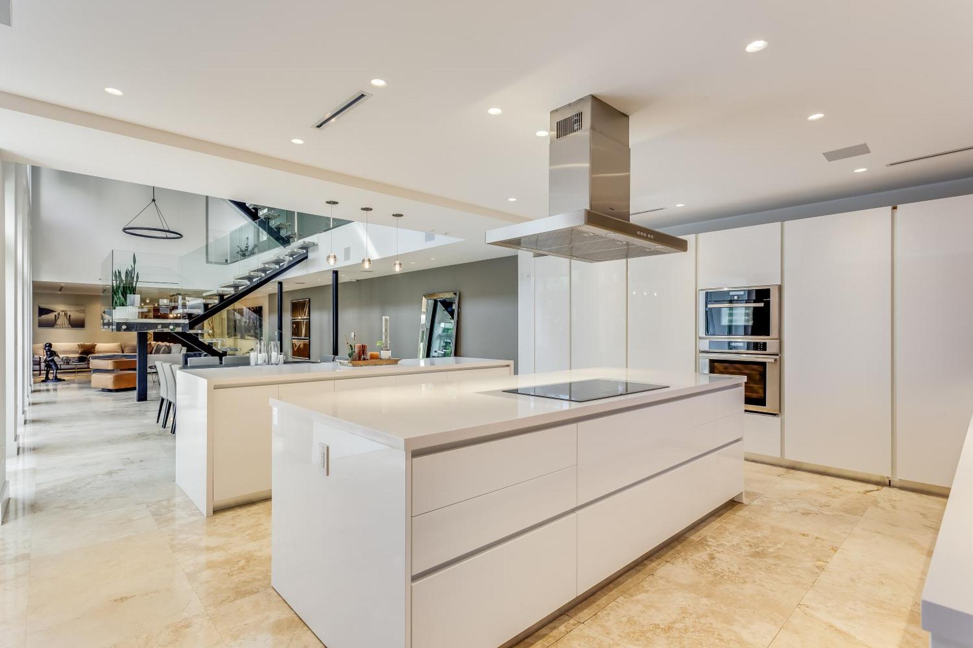Roxi, A Stylish 5br Getaway With Pool In Coconut Grove Villa