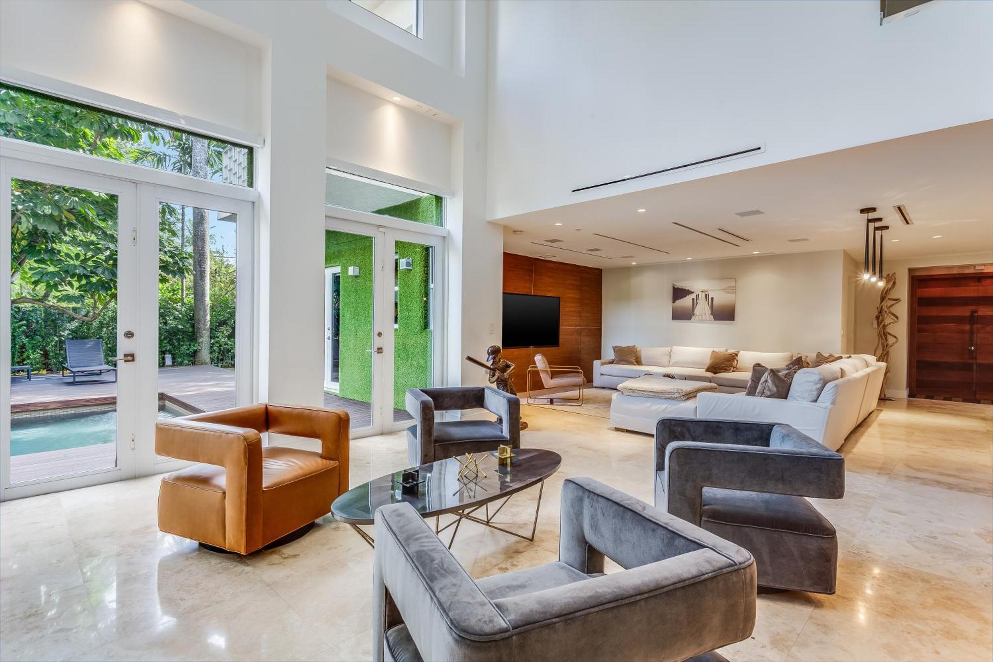 Roxi, A Stylish 5br Getaway With Pool In Coconut Grove Villa *