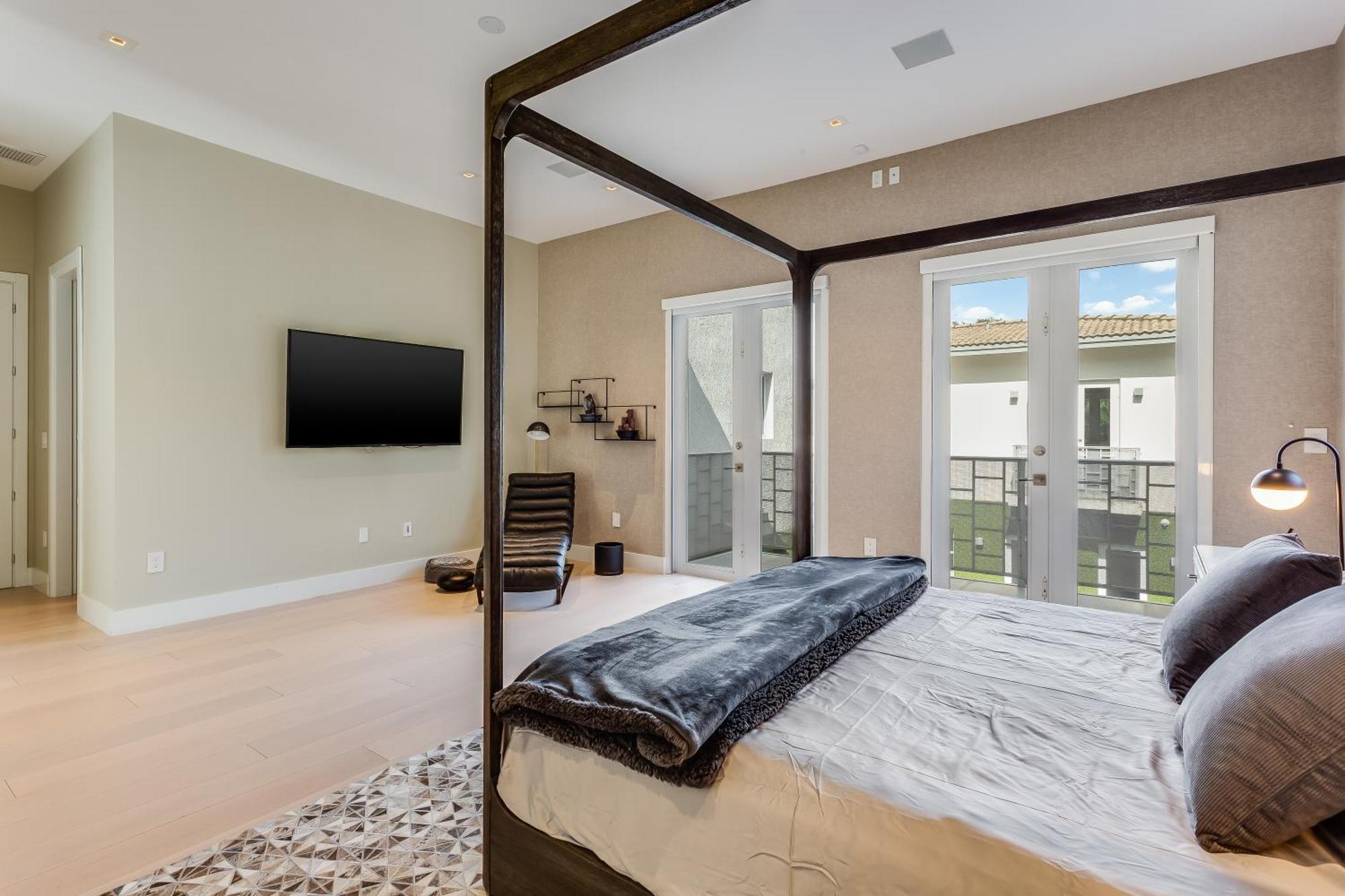 Roxi, A Stylish 5br Getaway With Pool In Coconut Grove Miami