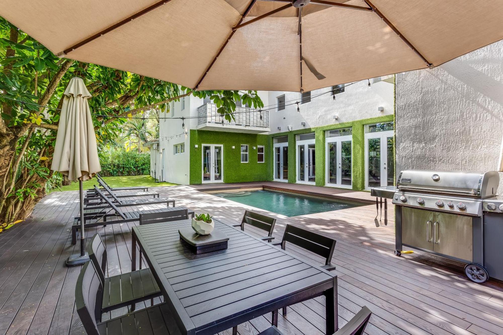 Roxi, A Stylish 5br Getaway With Pool In Coconut Grove Villa *