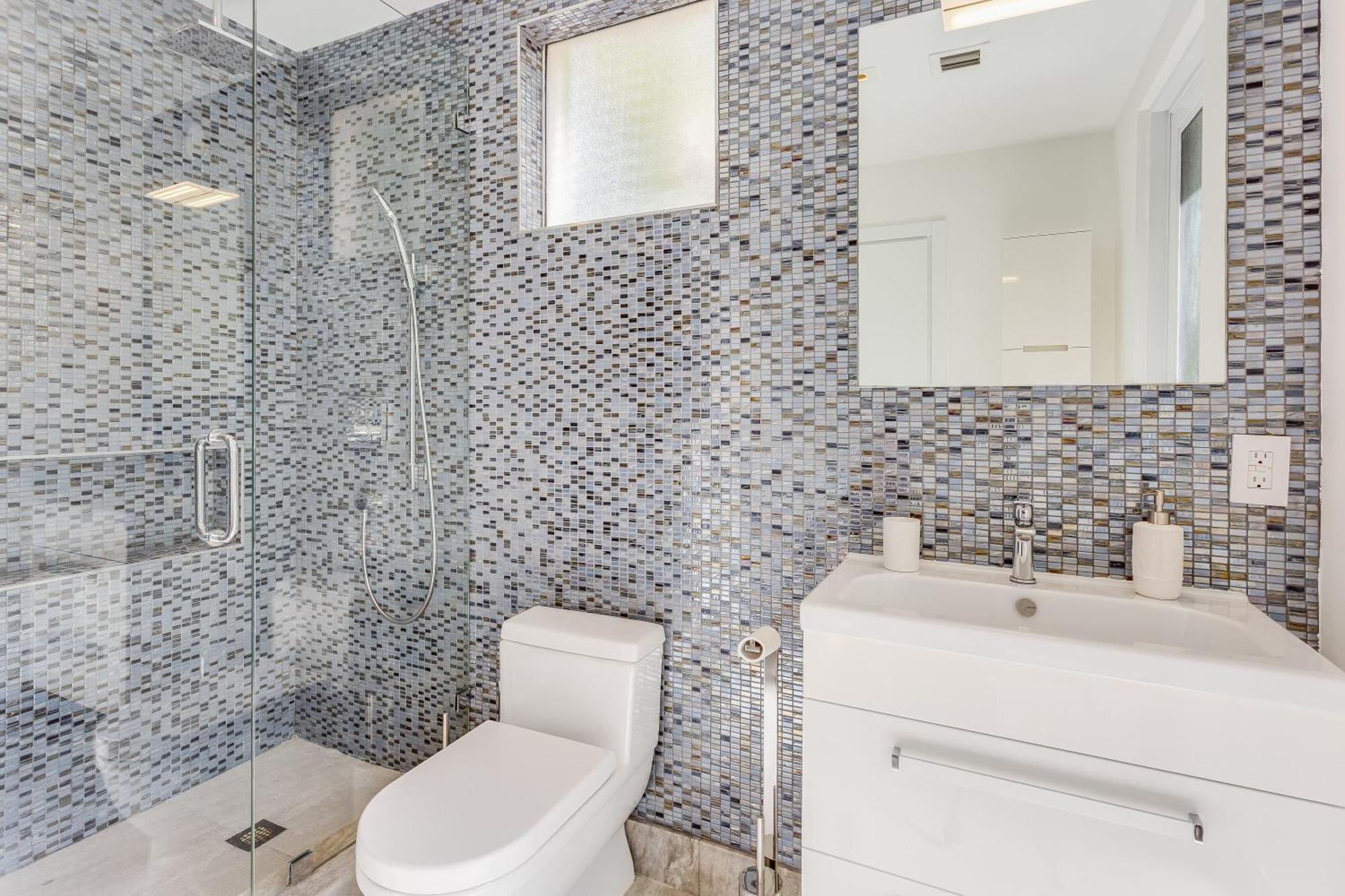 Roxi, A Stylish 5br Getaway With Pool In Coconut Grove Villa