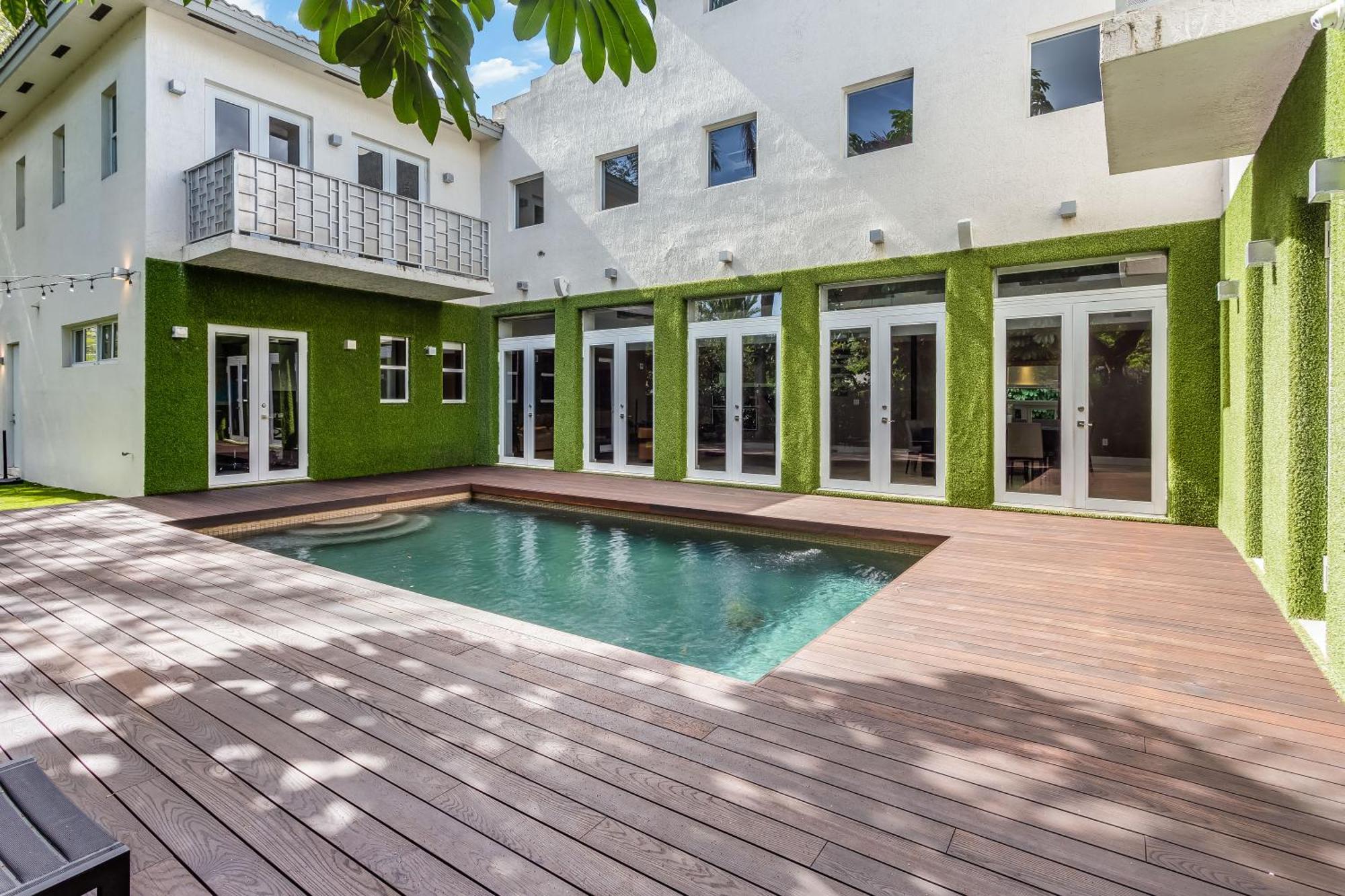 Roxi, A Stylish 5br Getaway With Pool In Coconut Grove Villa *